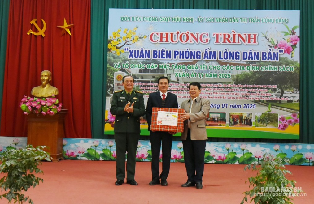 Lãnh đạo Bộ Chỉ huy Bộ đội Biên phòng tỉnh trao quà cho đại diện cấp ủy, chính quyền thị trấn Đồng Đăng