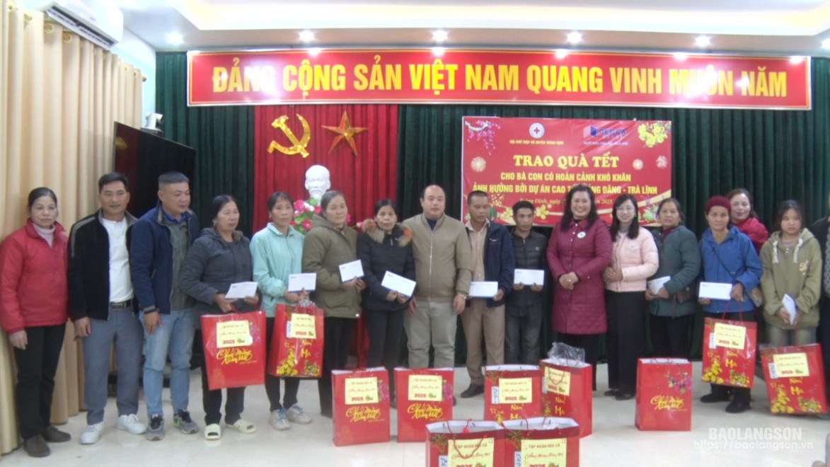 Các đồng chí lãnh đạo huyện và đại diện Tập đoàn Đèo Cả tặng quà cho các hộ dân