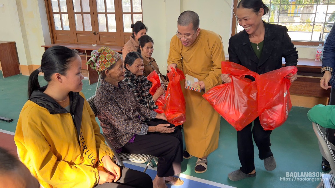 Đại đức Thích Bản Chung, Phó Trưởng Ban Trị sự Giáo hội Phật giáo tỉnh trao quà cho người dân huyện Hữu Lũng