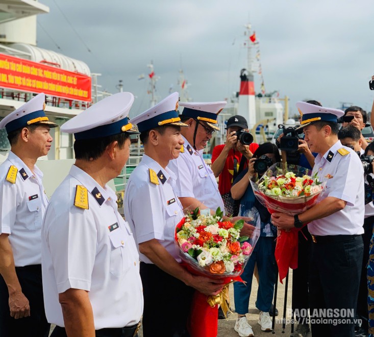 Đại Tá Trần Mạnh Chiến, Chính ủy Vùng 2 Hải quân tặng hoa, chúc đoàn công tác hoàn thành xuất sắc nhiệm vụ trong ngày xuất quân (1/1/2025)