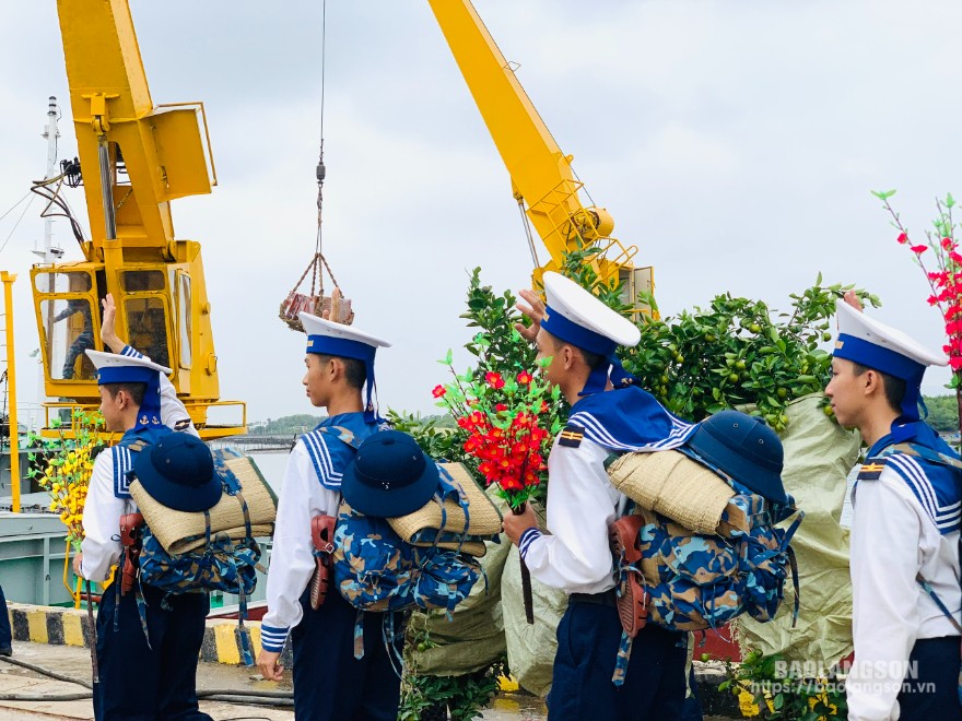 Cùng hành trình với đoàn công tác, các chiến sỹ trẻ sẵn sàng hoàn thành mọi nhiệm vụ được giao.