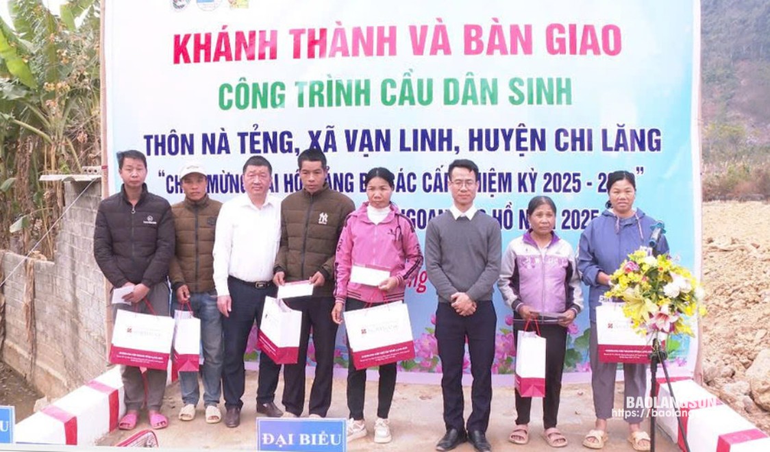 Ngân hàng Nông nghiệp và Phát triển nông thôn Việt Nam Chi nhánh huyện tặng quà cho gia đình có hoàn cảnh khó khăn thôn Nà Tẻng, xã Vạn Linh, huyện Chi Lăng