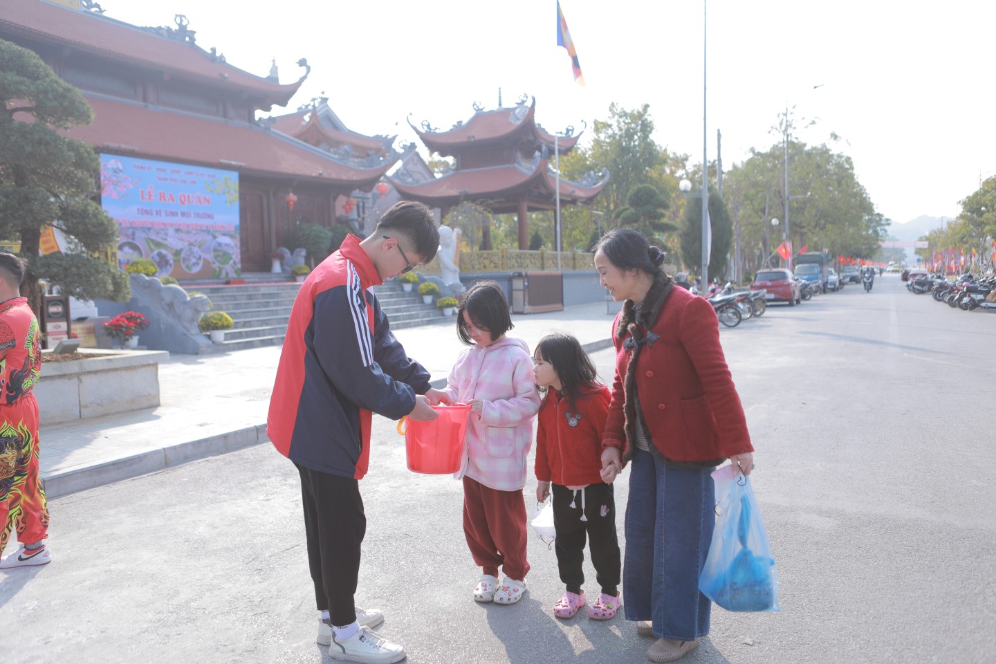 Năm nay, thành đoàn Lạng Sơn đã phối hợp với các trường trên địa bàn thành phố huy động hơn 100 đoàn viên, thanh niên hướng dẫn người dân thả cá chép và tham gia giữ gìn vệ sinh vệ sinh môi trường, đảm bảo an ninh trật tự, an toàn giao thông.