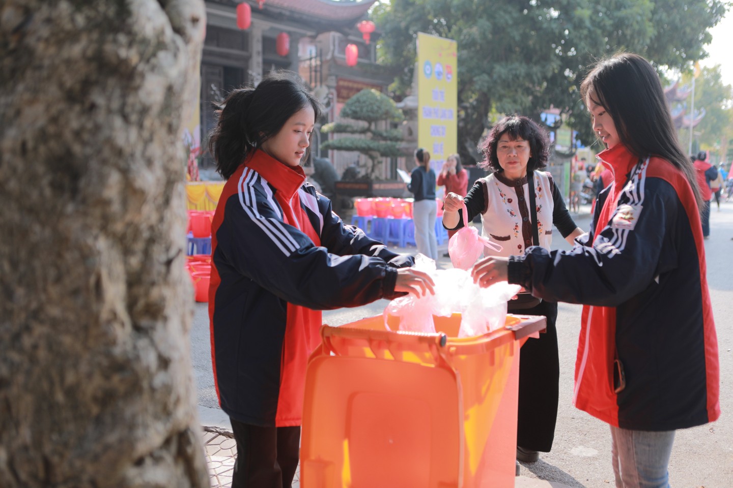 Đoàn viên, thanh niên được chia thành nhiều tổ xung kích, bố trí tại như: cầu Ngầm, cầu Đông Kinh, Chợ Bờ sông… để tuyên truyền, vận động, hướng dẫn, hỗ trợ người dân thả túi ni lông, bao bì, chân hương, tiền vàng, đồ thờ… vào nơi bố trí sẵn thùng rác và để phương tiện giao thông đúng nơi quy định.