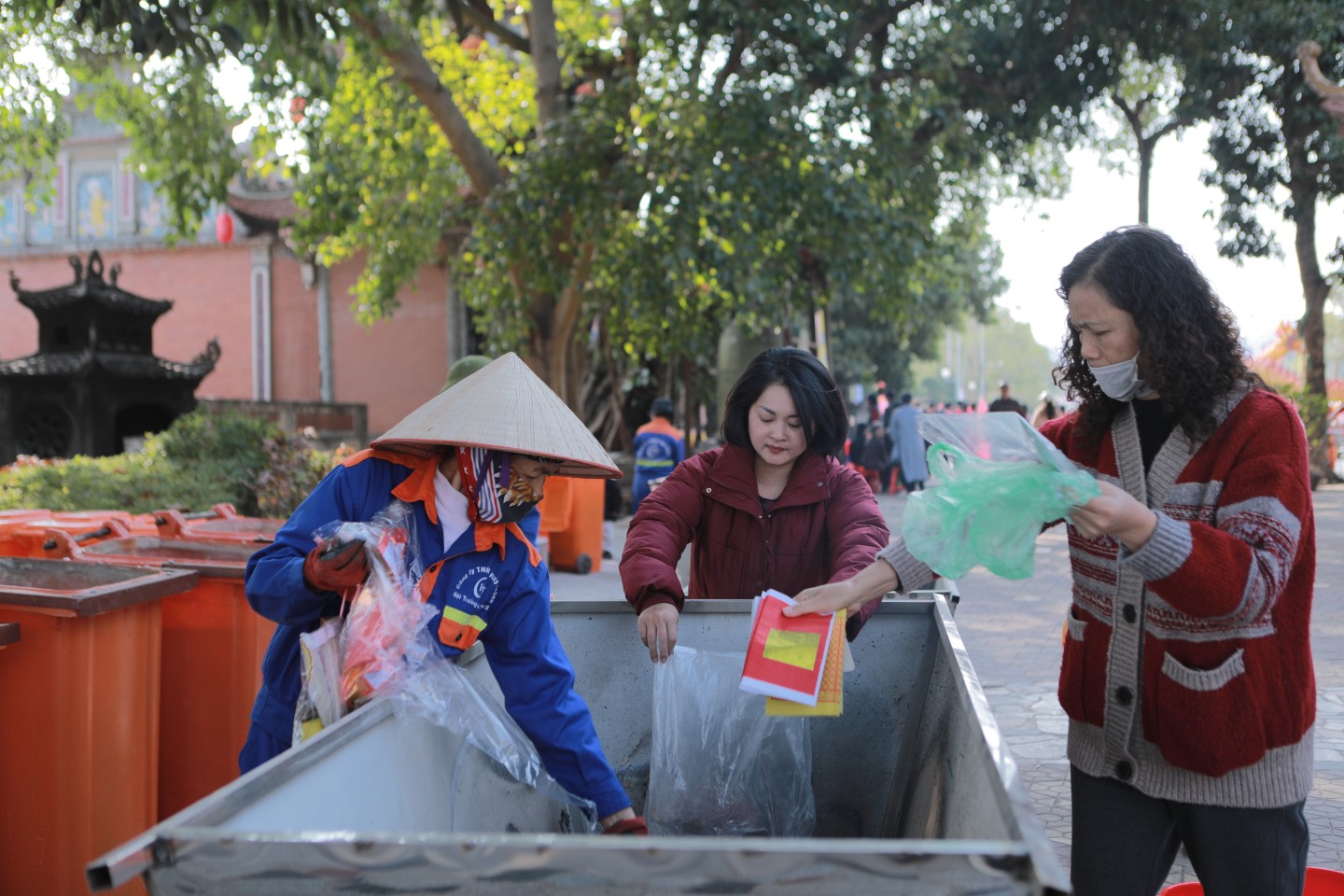 Dịp này, Công ty TNHH Huy Hoàng, đơn vị đảm nhận công tác thu gom, xử lý rác thải trên địa bàn thành phố Lạng Sơn, đã bố trí công nhân hỗ trợ người dân hoá vàng, bỏ rác đúng nơi quy định, góp phần đảm bảo vệ sinh môi trường và mỹ quan đô thị. Theo ghi nhận, tại các địa điểm người dân thường thả cá trên địa bàn thành phố, hầu hết người dân có ý thức giữ gìn vệ sinh, không xả rác bừa bãi, không xuất hiện tình trạng vứt túi rác nilon gần bờ sông sau khi thả cá.