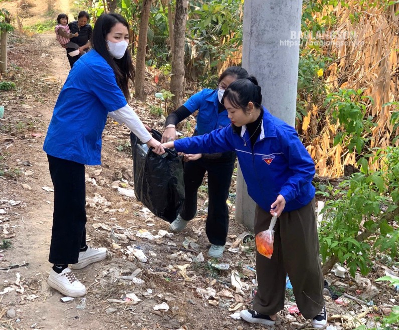 Thanh niên huyện Tràng Định hỗ trợ người dân thả cá và vệ sinh môi trường