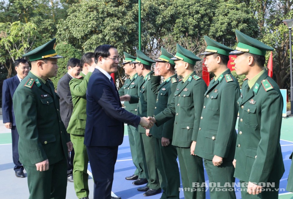 Đồng chí Phó Chủ tịch Thường trực UBND tỉnh động viên cán bộ chiến sỹ Đồn Biên phòng cửa khẩu quốc tế Hữu Nghị