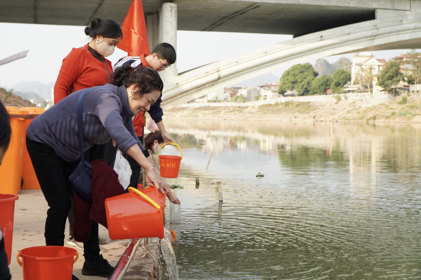 Năm nào đến ngày này, gia đình bà Lê Thị Hoà, phường Tam Thanh, thành phố Lạng Sơn cũng mang cá ra sông Kỳ Cùng để thả với mong ước gia đình được mạnh khoẻ, bình an. Bà cho biết: Với những người lớn tuổi như tôi, việc lên xuống các bậc thang hay đứng gần mép bờ sông trơn trượt rất nguy hiểm. Nhưng với sự hỗ trợ của các chiến sĩ công an, đoàn viên, thanh niên, người dân chúng tôi được đi thả cá một cách an toàn. Đặc biệt, chúng tôi được hướng dẫn vứt túi nilon đúng chỗ, tránh gây ô nhiễm môi trường nói chung.