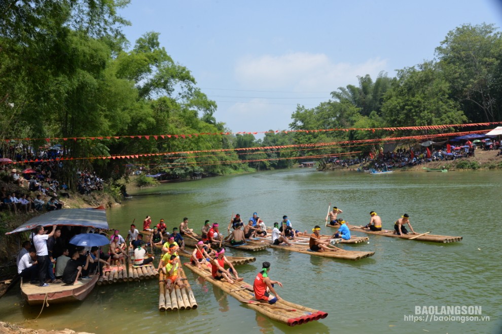 Phần thi đua bè mảng tưởng nhớ thần rắn tại Lễ hội Phài Lừa, xã Hồng Phong, huyện Bình Gia