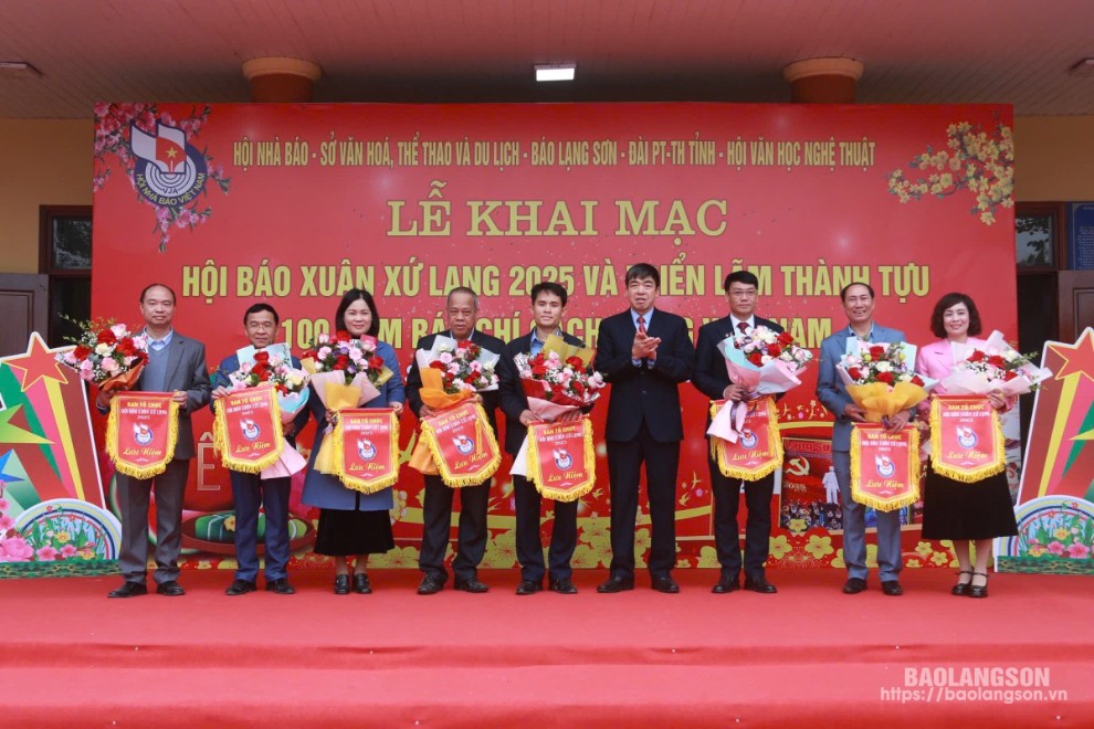 Lãnh đạo Hội Nhà báo tỉnh tặng cờ lưu niệm các đơn vị tham gia trưng bày tại Hội báo Xuân