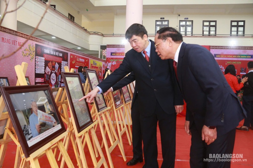 Các đại biểu tìm hiểu tư liệu về lịch sử, quá trình phát triển báo chí cách mạng Việt Nam