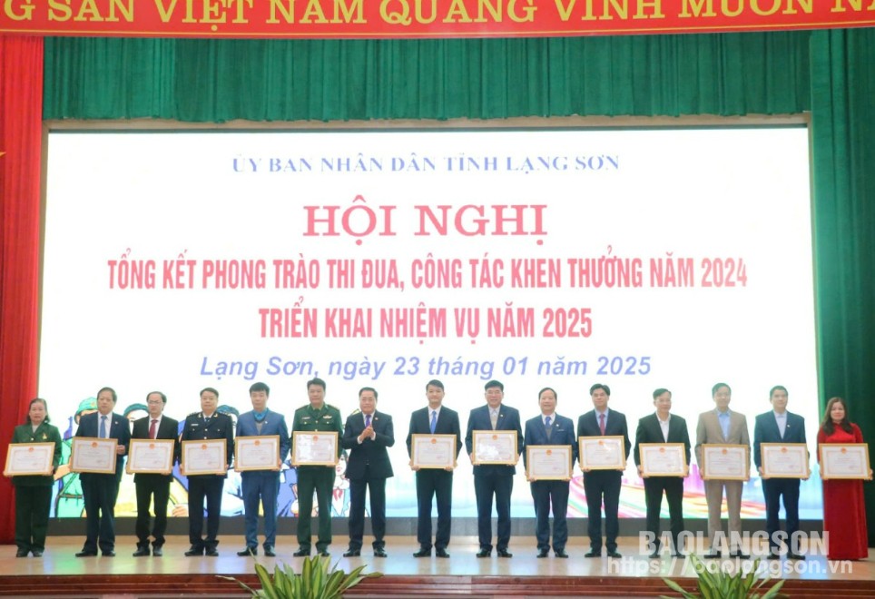 Đồng chí Hồ Tiến Thiệu, Phó Bí thư Tỉnh ủy, Chủ tịch UBND tỉnh, Chủ tịch Hội đồng TĐKT tỉnh trao bằng khen cho các tập thể có thành tích xuất sắc trong phong trào thi đua