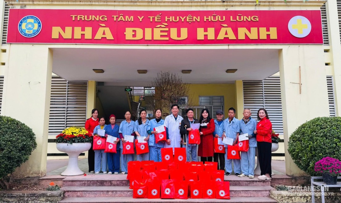 Lãnh đạo Hội CTĐ huyện và Trung tâm Y tế huyện tặng quà tết cho các bệnh nhân đang điều trị chạy thận nhân tạo tại Trung tâm Y tế huyện