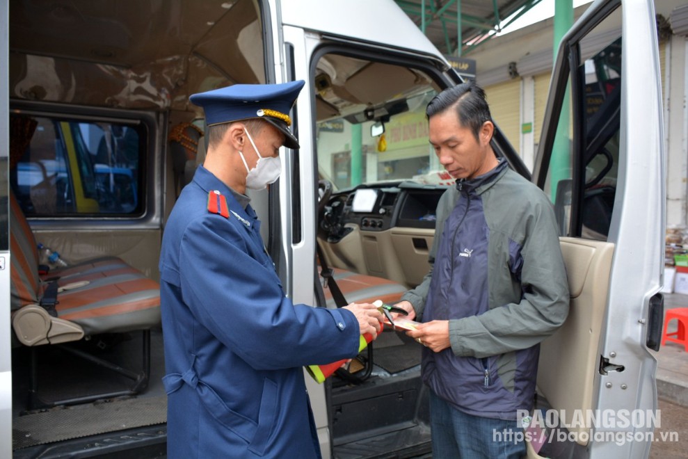 Lực lượng thanh tra giao thông vận tải, kiểm tra thiết bị phòng cháy trên xe vận tải hành khách trước khi xuất bến tại Bến xe Phía Bắc thành phố Lạng Sơn