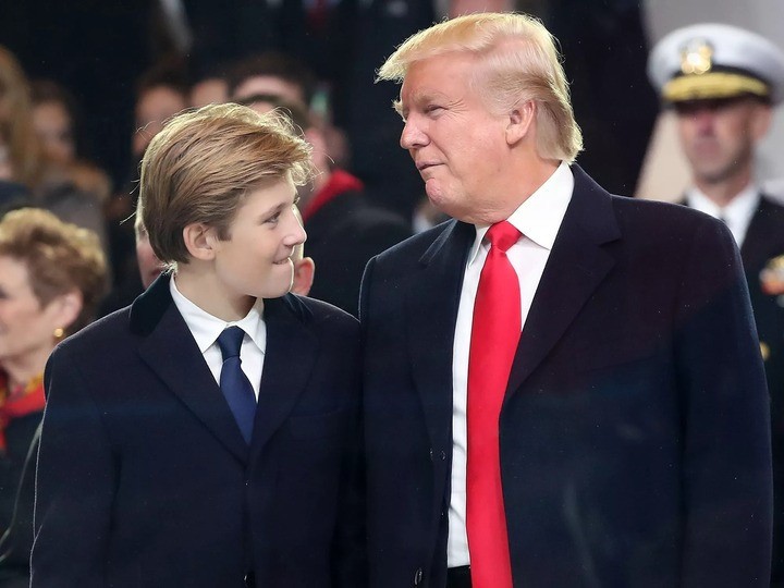 Barron Trump và cha vào năm 2017. 