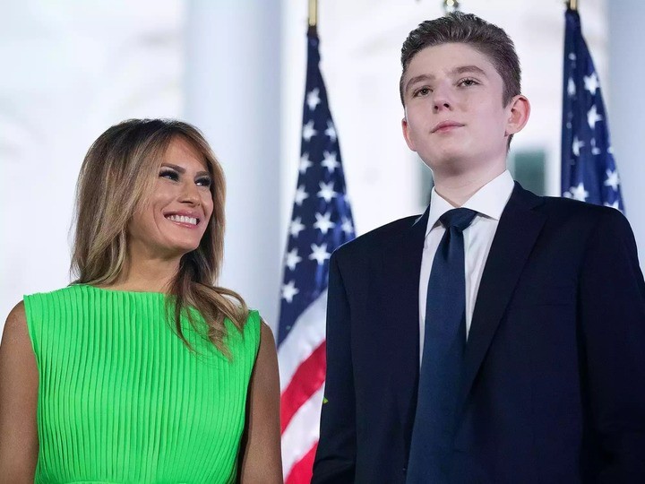 Barron Trump và mẹ năm 2020. 