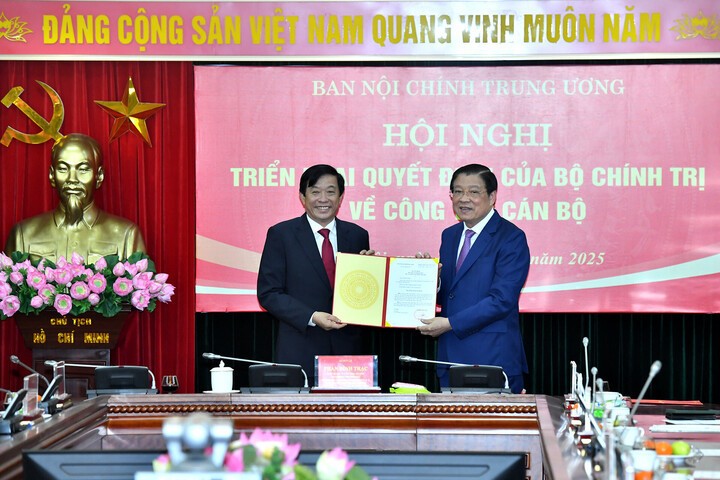 Trưởng Ban Nội chính Trung ương Phan Đình Trạc trao quyết định cho ông Bùi Văn Nghiêm. (Ảnh: Minh Nhật)