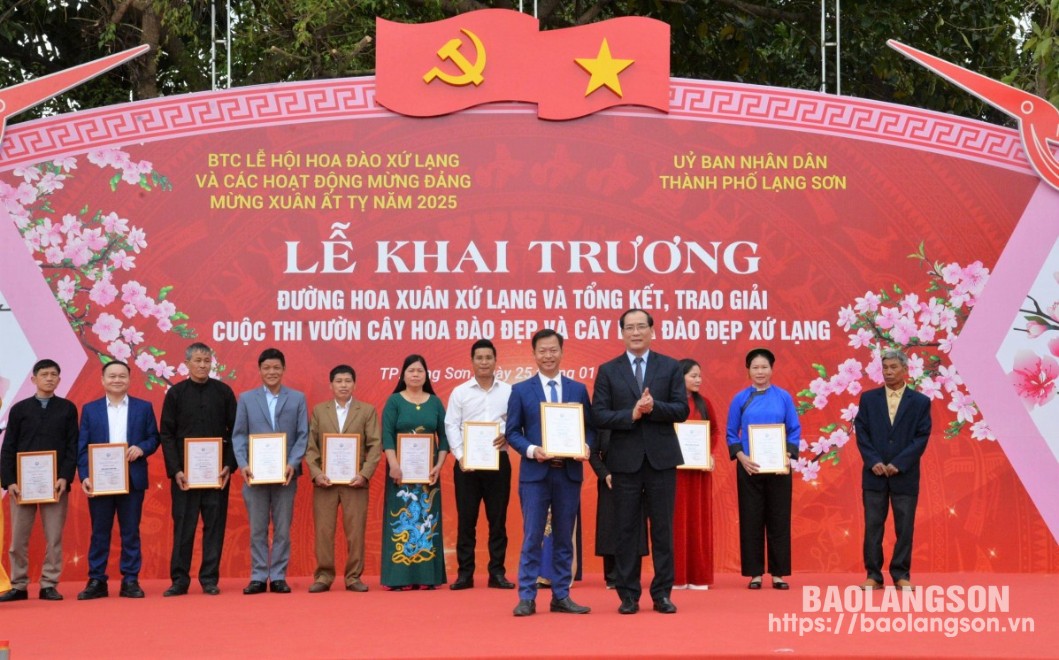 Đồng chí Dương Xuân Huyên, Ủy viên Ban Thường vụ Tỉnh ủy, Phó Chủ tịch Thường trực UBND tỉnh trao giải nhất vườn đào đẹp cho hộ gia đình ông Lương Văn Tuyển, thôn Keo, xã Minh Hoà, huyện Hữu Lũng