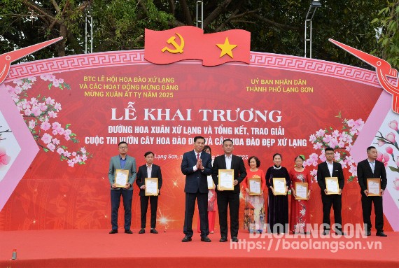 Lãnh đạo UBND thành phố Lạng Sơn trao giải nhất cuộc thi trang trí không gian tuyến phố, điểm sinh hoạt cộng đồng đẹp cho đại diện UBND phường Hoàng Văn Thụ 