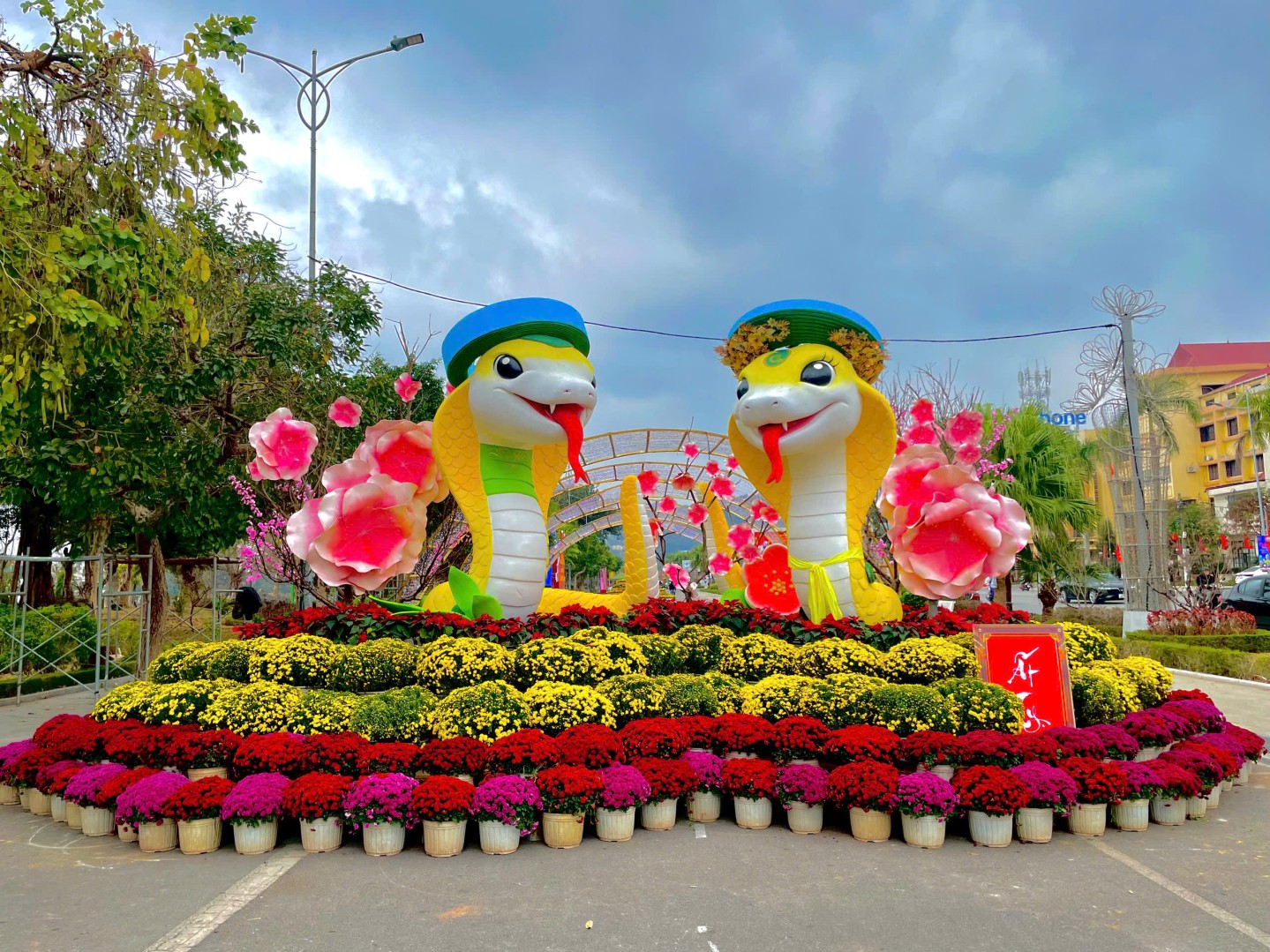 Mùa xuân luôn là dịp để thu hút đông đảo du khách đến với Lạng Sơn. Việc tạo cảnh quan môi trường, chỉnh trang đô thị đã và đang tô điểm thêm diện mạo mới mẻ, khang trang cho thành phố Lạng Sơn nói riêng và tỉnh Lạng Sơn nói chung. Qua đó, góp phần tạo không khí vui tươi, phấn khởi, cổ vũ các tầng lớp Nhân dân trên địa bàn cũng như đem đến cho du khách những trải nghiệm thú vị, ý nghĩa mỗi dịp tết đến, xuân về trên quê hương Xứ Lạng.