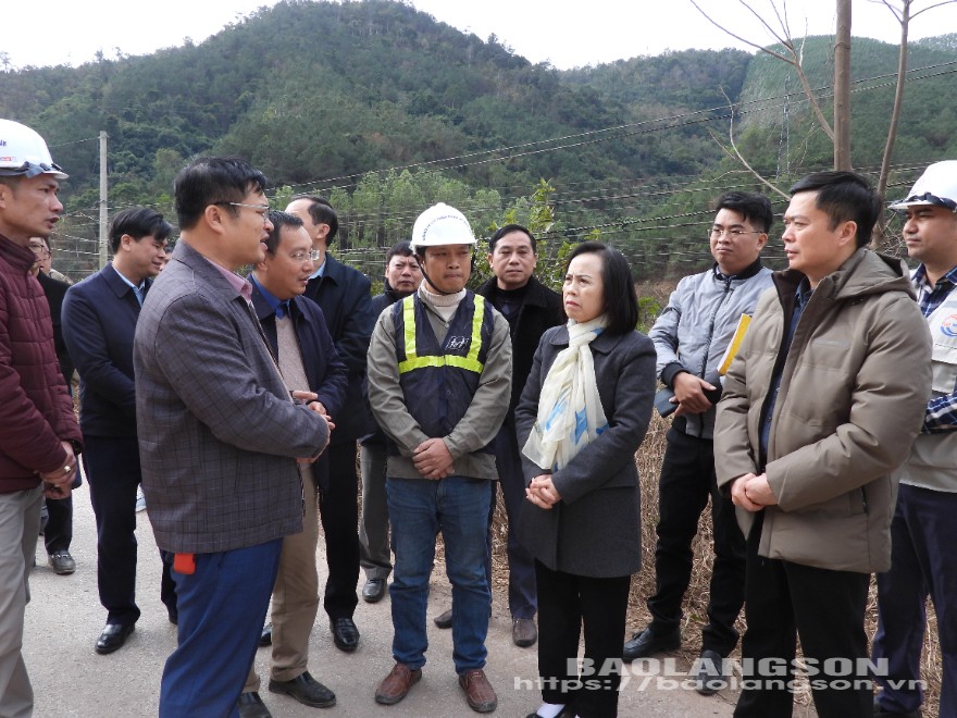 Đại diện đơn vị quản lý dự án báo cáo với đồng chí Phó Bí thư Thường trực Tỉnh ủy, Chủ tịch HĐND tỉnh về kế hoạch triển khai thi công xuyên tết trên địa bàn huyện Đình Lập