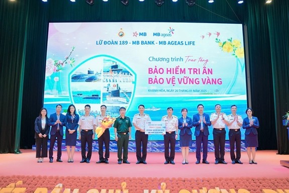 Đại điện MB Bank và MB Ageas Life trao tặng Bảo hiểm Ung thư cho các chiến sĩ Lữ đoàn 189.