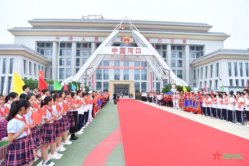 Nhân dân khu vực biên giới hai nước chào mừng Giao lưu hữu nghị quốc phòng biên giới Việt Nam - Trung Quốc lần thứ 8. Ảnh: TRỌNG HẢI 