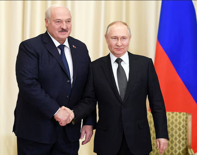 Tổng thống Nga Vladimir Putin (bên phải) và Tổng thống Belarus Alexander Lukashenko trong cuộc gặp ở Nga hồi tháng 2-2023. Ảnh: Reuters