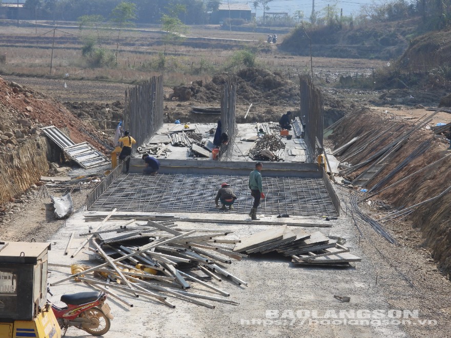 Nhà thầu tổ chức thi công hạng mục cống thoát nước tại khu vực xã Bắc Việt, huyện Văn Lãng