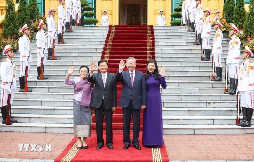 Tổng Bí thư, Chủ tịch nước Tô Lâm và Phu nhân cùng Tổng Bí thư, Chủ tịch nước Lào Thongloun Sisoulith và Phu nhân tại Lễ đón. Ảnh: TTXVN 