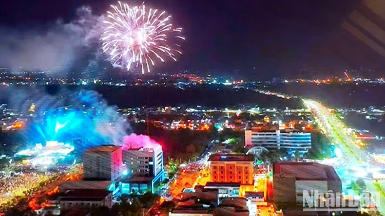 Pháo hoa tung bay trong nền trời đêm giao thừa tại Quảng trường Trần Hưng Đạo (phường 5, thành phố Cà Mau, tỉnh Cà Mau).