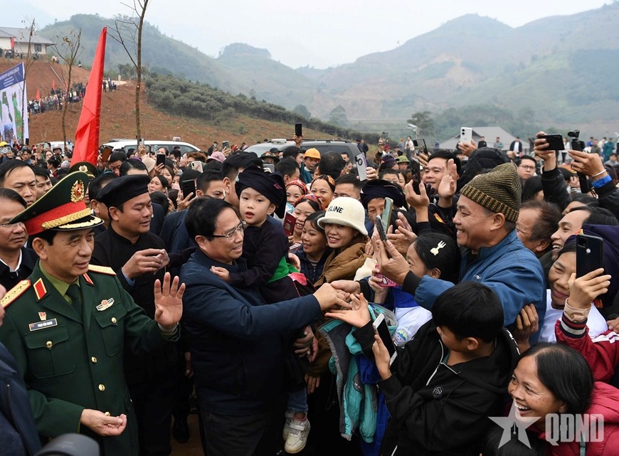 Thủ tướng Chính phủ Phạm Minh Chính và Đại tướng Phan Văn Giang, Ủy viên Bộ Chính trị, Phó bí thư Quân ủy Trung ương, Bộ trưởng Bộ Quốc phòng đến thăm, động viên nhân dân thôn Làng Nủ trong ngày khánh thành khu tái thiết dân cư (22-12-2024). Ảnh: PHÚ SƠN 