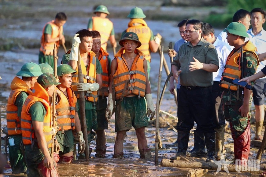 Thủ tướng Chính phủ Phạm Minh Chính động viên bộ đội tham gia tìm kiếm nạn nhân ở thôn Làng Nủ, ngày 12-9-2024. Ảnh: Việt Trung