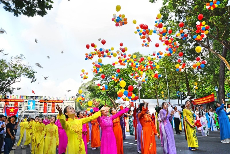 Mít tinh chào mừng kỷ niệm 40 năm Ngày giải phóng miền Nam, thống nhất đất nước tại Thành phố Hồ Chí Minh sáng 30-4-2015. Ảnh: XUÂN CƯỜNG