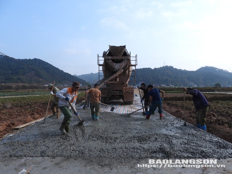 Nhà thầu thi công hạng mục đường dẫn vào ngầm tràn Nà Pinh ngày 25/1/2025