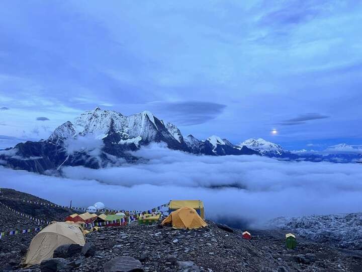 Quang cảnh Himalaya hùng vĩ nhìn từ trạm nghỉ số 3 trên núi Manaslu.
