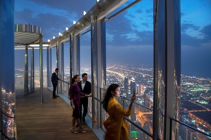 Khi đứng ở tháp Burj Khalifa, mọi người có thể nhìn thấy đường chân trời.