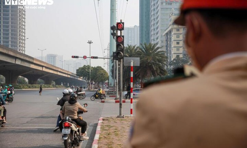 Đèn tín hiệu 'đang xanh bất ngờ đỏ', Cục CSGT nêu hướng xử lý