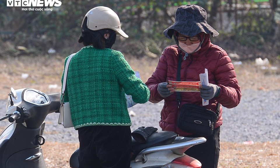 'Phe vé' náo loạn trước trận tuyển Việt Nam đấu Thái Lan, hét giá 7,5 triệu/cặp