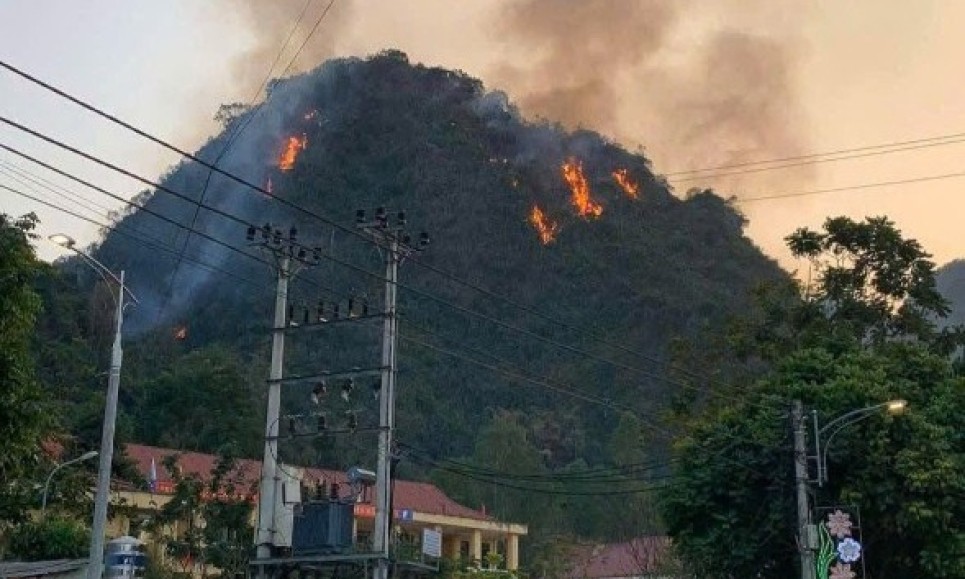 Cháy rừng núi đá tại thị trấn Văn Quan, huyện Văn Quan