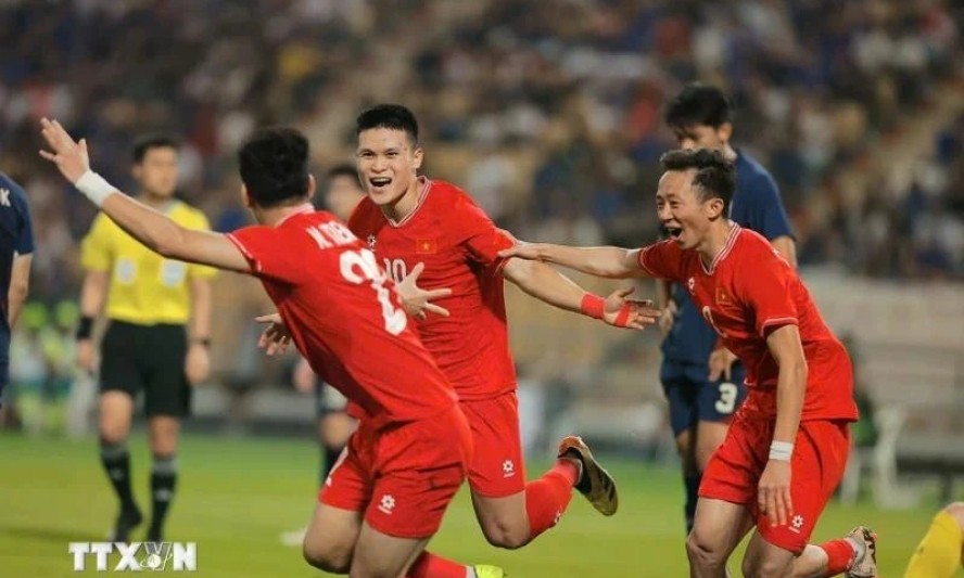 Vietnam win ASEAN Cup trophy