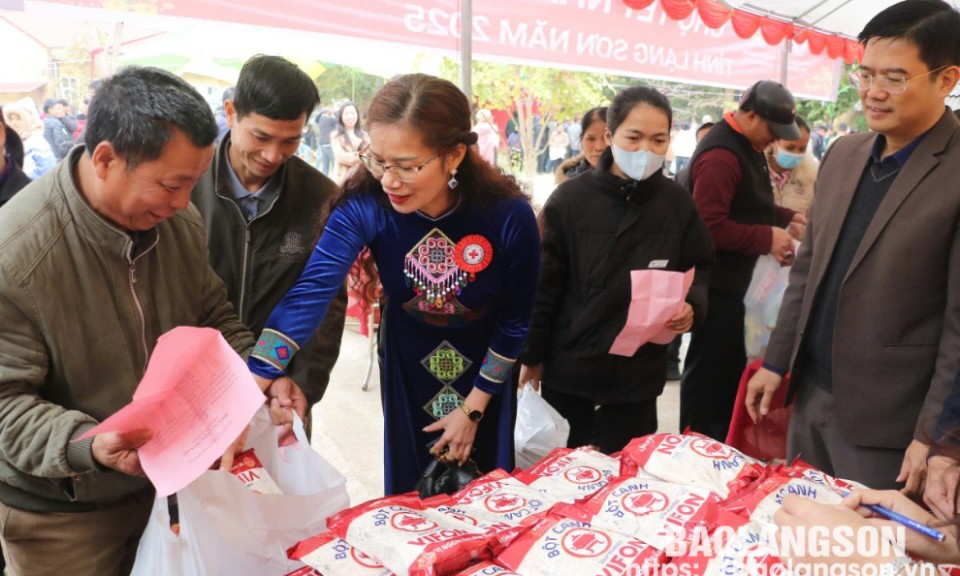 Hội Chữ thập đỏ tỉnh phối hợp tổ chức chương trình “Chợ Tết Nhân ái” cấp tỉnh tại huyện Bình Gia