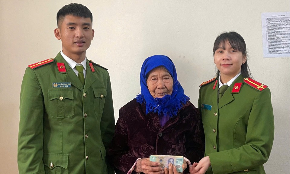 Tràng Định: Công an huyện trao trả hơn 28 triệu đồng cho cụ bà 79 tuổi bị cướp tài sản