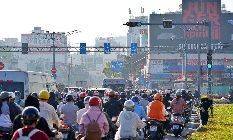 Kẹt xe khắp nơi, người dân TP.HCM 'ngộp thở' đi làm sáng đầu tuần