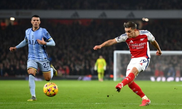 Thắng ngược Tottenham, Arsenal rút ngắn cách biệt với Liverpool