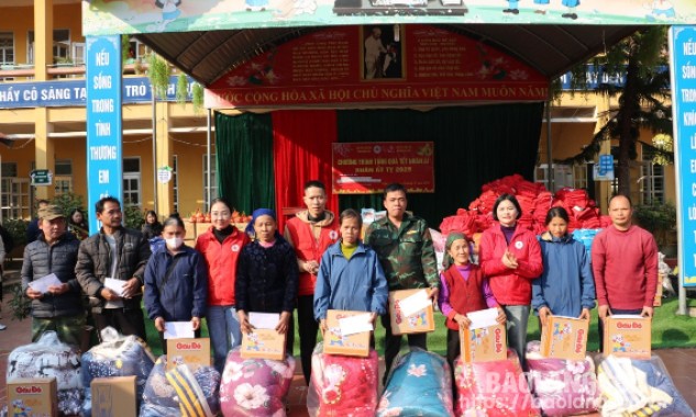 Trao tặng hơn 280 suất quà tết cho các hộ có hoàn cảnh khó khăn tại huyện Văn Lãng