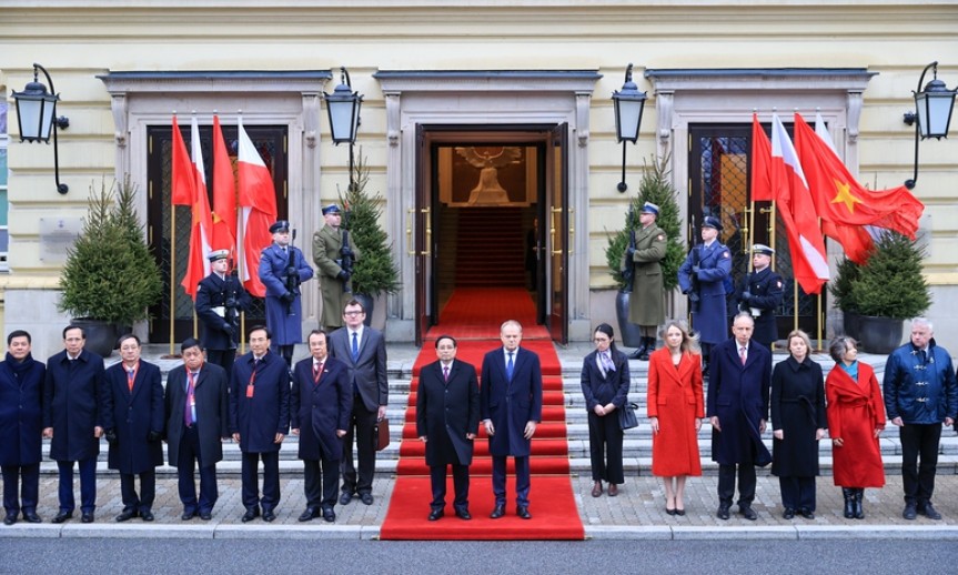 Thủ tướng Donald Tusk chủ trì lễ đón Thủ tướng Phạm Minh Chính thăm chính thức Ba Lan