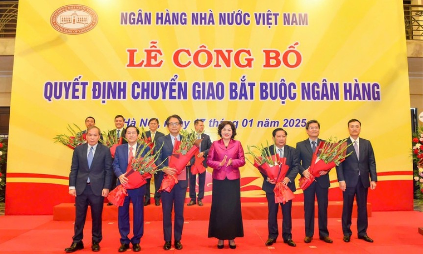 Chuyển giao bắt buộc thêm 2 ngân hàng thương mại