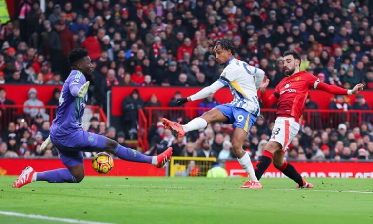 VAR cứu thua 1 lần, Man Utd vẫn thảm bại ngay trên sân nhà