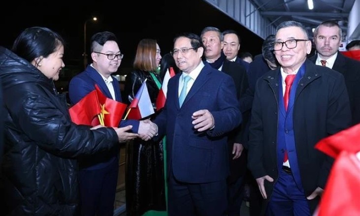 PM Pham Minh Chinh visits Vietnamese-invested trade centres in Czech Republic